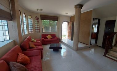 Venta de villa esquinera de cuatro dormitorios sector La Milina