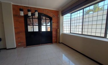 Venta de villa esquinera de cuatro dormitorios sector La Milina