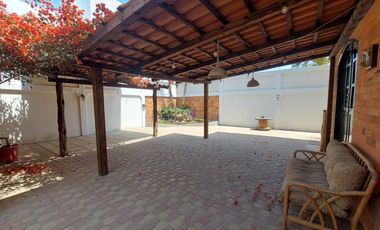 Venta de villa esquinera de cuatro dormitorios sector La Milina