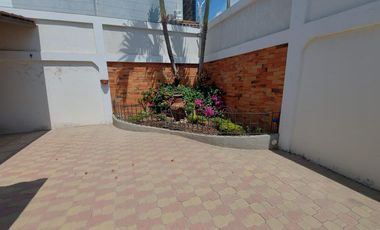 Venta de villa esquinera de cuatro dormitorios sector La Milina