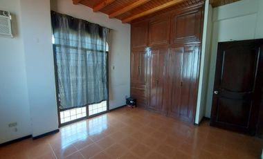 Venta de villa esquinera de cuatro dormitorios sector La Milina