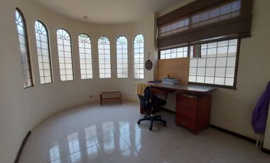 Venta de villa esquinera de cuatro dormitorios sector La Milina