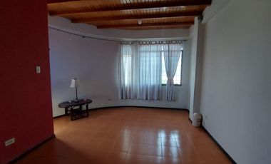 Venta de villa esquinera de cuatro dormitorios sector La Milina