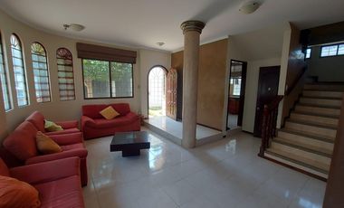Venta de villa esquinera de cuatro dormitorios sector La Milina