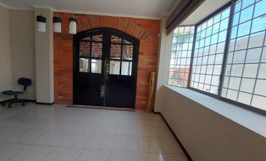 Venta de villa esquinera de cuatro dormitorios sector La Milina