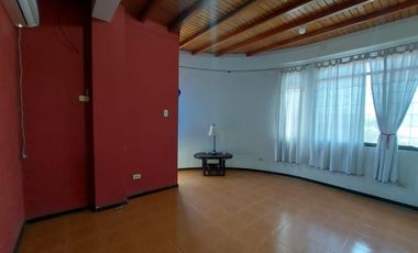 Venta de villa esquinera de cuatro dormitorios sector La Milina