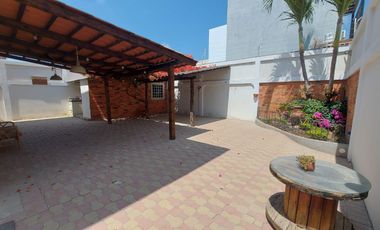 Venta de villa esquinera de cuatro dormitorios sector La Milina