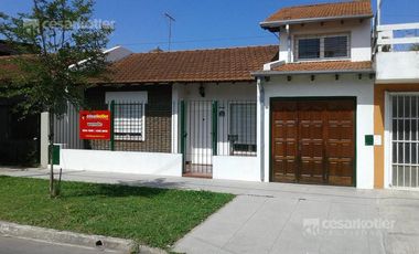 Oportunidad! Escucha Oferta! Ph  de 4 amb. c/patio y cochera en excelente estado