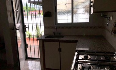 Oportunidad! Escucha Oferta! Ph  de 4 amb. c/patio y cochera en excelente estado