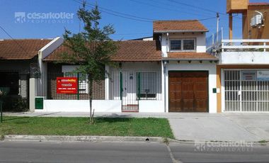 Oportunidad! Escucha Oferta! Ph  de 4 amb. c/patio y cochera en excelente estado