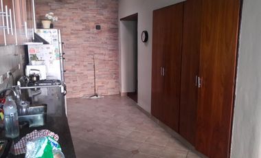 CASA EN VENTA CASTELAR NORTE - ESCUCHA OFERTA