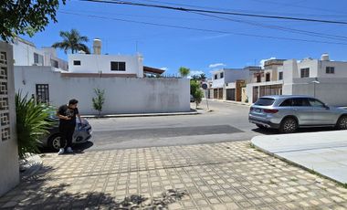 AMPLIO DEPARTAMENTO AMUEBLADO EN 2o. NIVEL CERCA DE ALTABRISA, MERIDA, YUCATAN.