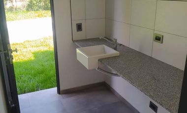 Casa 4 ambientes a estrenar en venta - La Candida