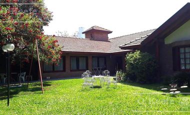 En Berazategui Hermoso Chalet de 8 ambientes con parque y pileta en venta sobre terreno de 1940m2.
