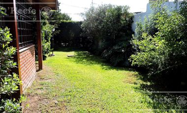 En Berazategui Hermoso Chalet de 8 ambientes con parque y pileta en venta sobre terreno de 1940m2.