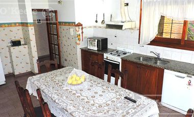 En Berazategui Hermoso Chalet de 8 ambientes con parque y pileta en venta sobre terreno de 1940m2.