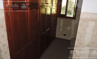 En Berazategui Hermoso Chalet de 8 ambientes con parque y pileta en venta sobre terreno de 1940m2.