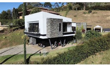 CASA CAMPESTRE EN VENTA A SOLO 10 MINUTOS DEL PARQUE DE SABANETA