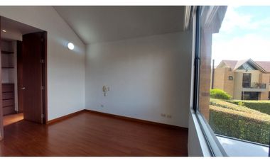 RENTAMOS CASA ESQUINERA.EN HACIENDA FONTANAR IMPECABLE.
