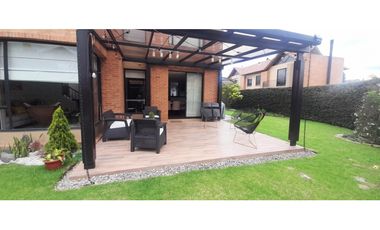 RENTAMOS CASA ESQUINERA.EN HACIENDA FONTANAR IMPECABLE.