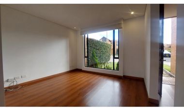 RENTAMOS CASA ESQUINERA.EN HACIENDA FONTANAR IMPECABLE.