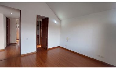 RENTAMOS CASA ESQUINERA.EN HACIENDA FONTANAR IMPECABLE.