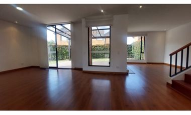 RENTAMOS CASA ESQUINERA.EN HACIENDA FONTANAR IMPECABLE.