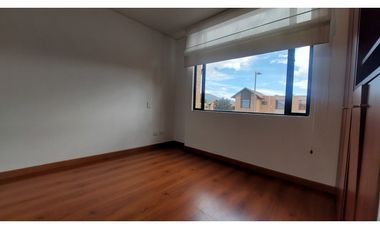 RENTAMOS CASA ESQUINERA.EN HACIENDA FONTANAR IMPECABLE.