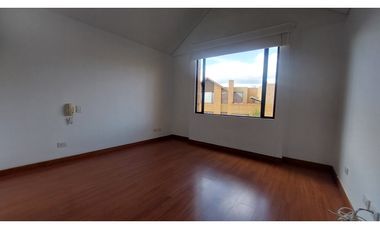 RENTAMOS CASA ESQUINERA.EN HACIENDA FONTANAR IMPECABLE.