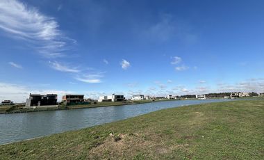 Lote a la Laguna en Los Puentes - Nordelta