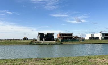 Lote a la Laguna en Los Puentes - Nordelta