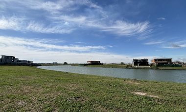 Lote a la Laguna en Los Puentes - Nordelta