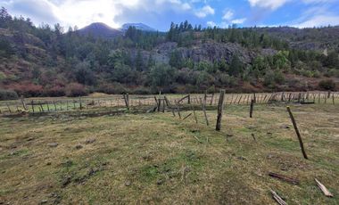 Chacra Sobre ruta 40 - El Hoyo - Chubut - 1.9 hectareas con Arroyo permanente