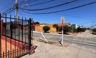 Casa Esquina con Excelente Ubicación Estratégica