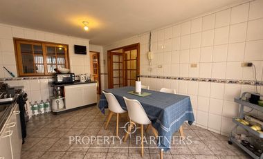 Casa Esquina con Excelente Ubicación Estratégica