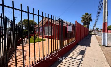 Casa Esquina con Excelente Ubicación Estratégica