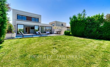 Casa moderna en excelente estado en condominio consolidado de Piedra Roja