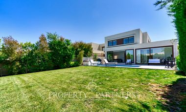 Casa moderna en excelente estado en condominio consolidado de Piedra Roja