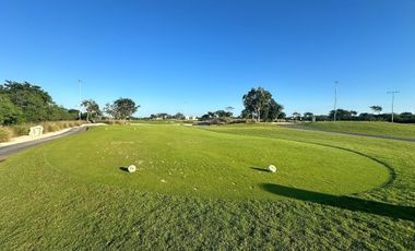 En venta terreno con vista al campo de golf en privada Provincia, Mérida.