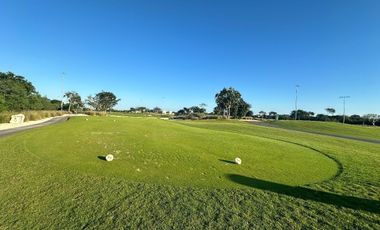 En venta terreno con vista al campo de golf en privada Provincia, Mérida.