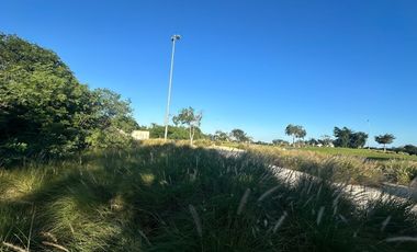 En venta terreno con vista al campo de golf en privada Provincia, Mérida.