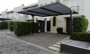 Venta De Espectacular Casa esquinera en Girardot