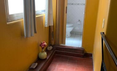 Duplex amplio. Luminoso.  5 dormitorios, 2 baños por escalera