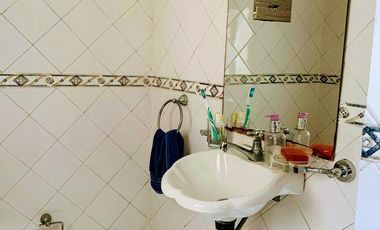 Duplex amplio. Luminoso.  5 dormitorios, 2 baños por escalera