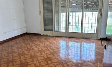 Venta Galpón-Local 220M² C/Piso 4 Amb.   en Ramos Mejia