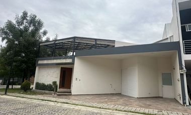 Bonita Casa en Lomas de Angelópolis. Junto a área verde.