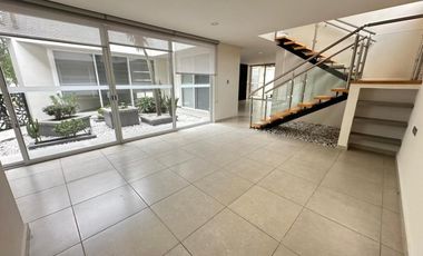 Bonita Casa en Lomas de Angelópolis. Junto a área verde.