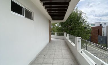 Bonita Casa en Lomas de Angelópolis. Junto a área verde.