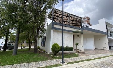Bonita Casa en Lomas de Angelópolis. Junto a área verde.