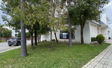 Bonita Casa en Lomas de Angelópolis. Junto a área verde.